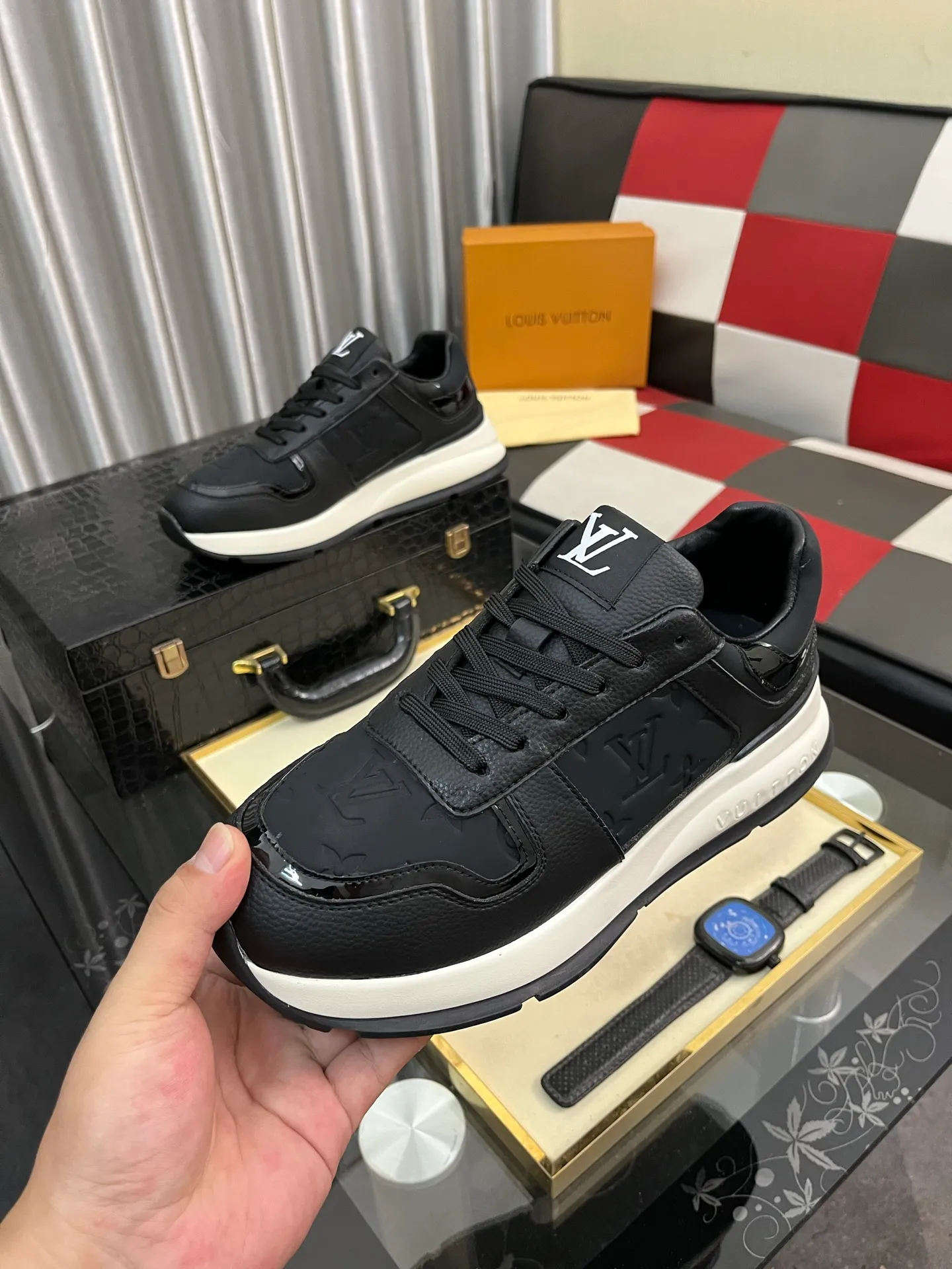 Men's shoes💰438⌚️⌚️《Louis vuitton/LV Louis Vuitton》original quality.~ Unique modern style sneakers. 🏃A must-have casual shoe for trendy men😍😍 Original brand imported from Italy, imported original leather, cowhide lining (refuses to discolor and grind feet) Sole: Original sole provided by the original factory, French lazy style design ⚠️Fit to the feet Original quality code number: 38-443️⃣Colors available